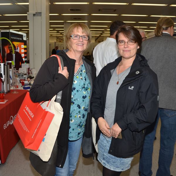 Besucherstimmen der Lab-Supply Hamburg 2019Claudia Wackendorff (r.) und Christine Bostedt von der Universität Hamburg  Wackendorff: „Wir arbeiten an der Uni Hamburg, also war die Anfahrt zur Lab-Supply für uns fast wie ein Arbeitsweg, was die Entfernung betrifft. Hier gucken wir immer, was es so an Neuerungen gibt, die uns als Laboranten die Arbeit einfacher machen. Und die Seminare sind natürlich auch sehr schön, weil man da noch ein bisschen Wissen mitnimmt.“   Bostedt: „Da wir sonst nicht so leicht Seminare besuchen können, weil das sonst zu teuer ist, ist das hier auf der Lab-Supply eine gute Gelegenheit für uns. Diese Kombination ist ganz toll: Dass es Seminare gibt, die man kostenlos besuchen kann, und dass man dann noch nach neuen Laborgeräten gucken kann. Wir haben auch schon ein paar Aufträge mit Ausstellern hier vereinbart.“  Die nächste Lab-Supply ist am 18. März 2020 in Frankfurt am Main. (LABORPRAXIS, C. Lüttmann)