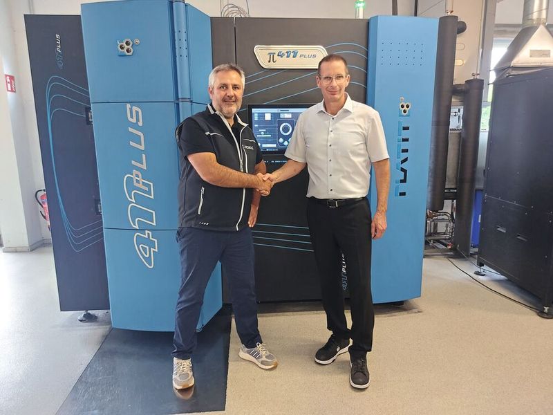 Künftig gemeinsam Innovationen bei Werkzeugen vorantreiben: Robert Bede, Inhaber und Geschäftsführer HB Microtec GmbH, Tuttlingen und Mathias Schmidt, Geschäftsführer K.-H. Müller Präzisionswerkzeuge GmbH, Sien, besiegeln eine weitreichende Zusammenarbeit der beiden Werkzeughersteller.(Bild:  Müller Präzisionswerkzeuge)