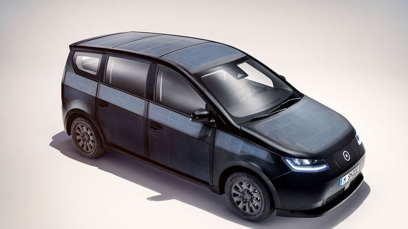 Front- und Heckleuchten wurden überarbeitet. Der Sion bekommt andere Türgriffe sowie eine überarbeitete Ladeklappe an der Front.  (Bild: Sono Motors/ MARTIN MEINERS PHOTOGRAPHY)