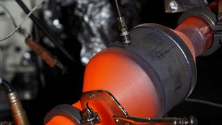 Die BASF will eine Großanlage zur Katalysatorproduktion für die Automobilindustrie in Sroda Slaska, Polen, bauen.Katalysatoren im Test: Die Lebensdauer eines Dreiwegekatalysators wird unter Dauerbeanspruchung getestet. Aufgrund der hohen Temperaturen von über 1000° C erreichen sie innerhalb von 50 bis 100 Teststunden eine vergleichsweise Laufleistung von rund 190.000 Kilometern. (Bild: BASF)