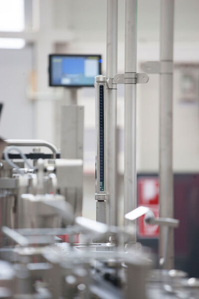 Die „Heavy Metal“ SG4-Hs passen sich nahtlos in das Edelstahl-Anlagen-Design ein. (Datalogic Automation)