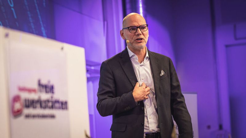 Roman Kasten, Fachanwalt für Verkehr- und Arbeitsrecht bei der Kanzlei ETL Voigt, versuchte den Teilnehmern in Würzburg eventuelle Ängste in Sachen Datenschutzgrundverordnung zu nehmen – und das, ohne dass er auch nur einen Paragraphen zitierte. (Bild: Stefan Bausewein)