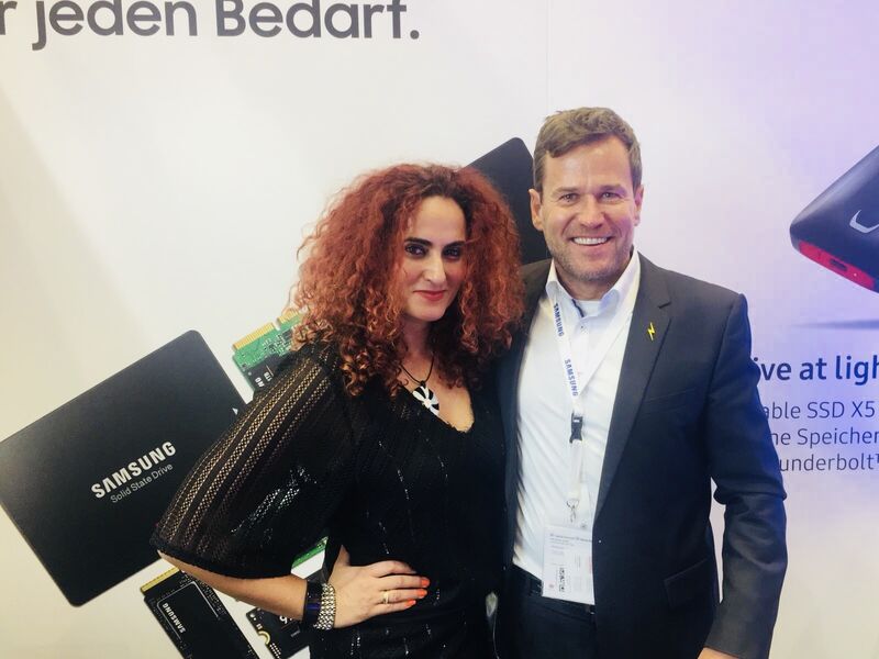 Besa, IT-BUSINESS, mit dem besten Samsung Promoter Wolfgang Anderiasch. (Bild: IT-BUSINESS)