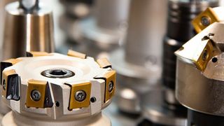 Moderne Präzisionswerkzeuge sind auf Hochleistung getrimmt. Für jede Herausforderung gibt es das passende Werkzeug. Dies führt zu einer kaum überschaubaren Variantenvielfalt, die nur noch mit digitalen Hilfsmitteln beherrschbar ist. (Uni Bayreuth)