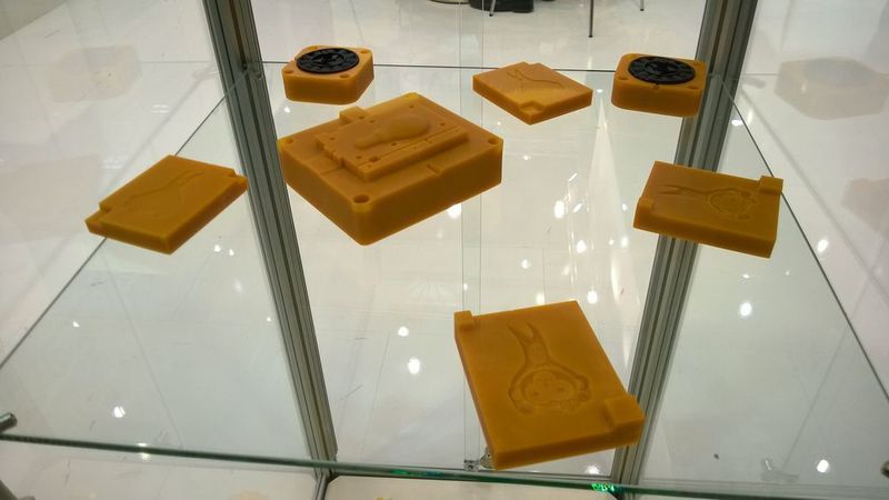 Envisiontec stellte ein neues ABS-ähnliches Photopolymer-Material vor, mit dem sich Spritzgussformen im Stereolithographieverfahren erzeugen lassen. So lassen sich schnell kleine Serien im Spritzguss realisieren. (D.Quitter, konstruktionspraxis)