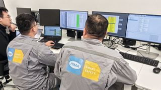 Das Team von HIMA und BASF führt den HIMA Smart Safety Test durch.   (Bild: Hima Group)