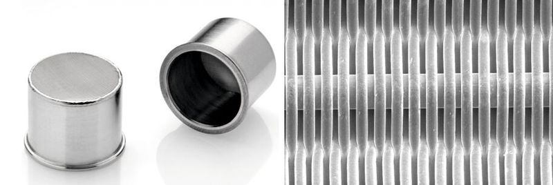 Abb. 2: Optisches Bild des von Braun et al. verwendeten Filtertiegels mit einer Höhe von 10 mm (links) und elektronenmikroskopische Abbildung des Filtermaterials mit dünnen Schussdrähten von 13 µm (rechts).  (Bild: Braun et al. [4])