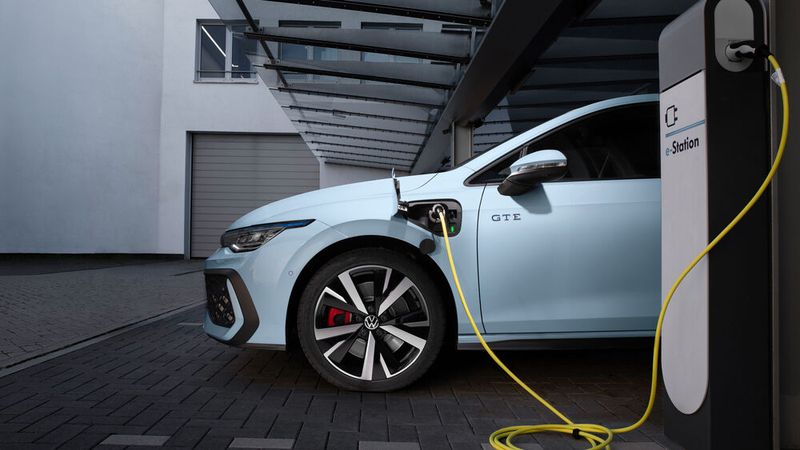 Der GTE lässt sich an der Steckdose aufladen. (Bild: VW)