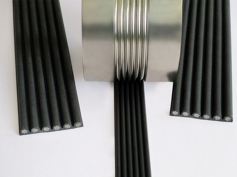 Das Verbundseil Conti-Polyrope besteht aus Stahlseilen, die in einem Mantel aus Polyurethan eingebettet sind. Als Tragmittel für Aufzüge bietet es im Vergleich zu Stahlseilen zahlreiche Vorteile, denn die Beschichtung ist abriebfest, hydrolysebeständig und schützt die Stahlseile vor Korrosion. (Bild: Contitech)