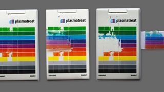 Nur wenn Produktoberflächen vorbehandelt sind, haftet Farbe & Co. prozesssicher. Das Openair-Plasma von Plasmatreat ergibt relativ gute Ergebnisse, wie das linke Bauteil zeigt. (Plasmatreat)