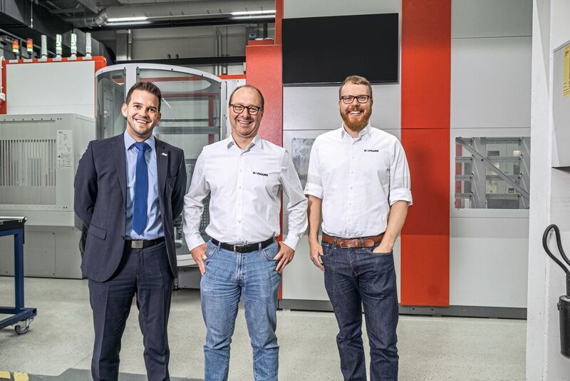 V.l.: Benjamin Schuh (HPV Hermle Vertriebs GmbH) mit Markus Gräf (Leiter Prozessentwicklung) und Bastian Girg (Leiter Marketing + Kommunikation) von der Werkzeugbau Siegfried Hofmann GmbH. (Hermle)