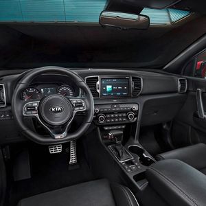 Das neue Armaturenbrett hat nun eine horizontale Struktur und ist in zwei Bereiche unterteilt: die obere „Display-Zone“ und die untere „Bedienungs-Zone“.(Foto:  Kia)