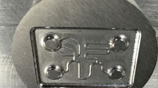 Bild 1: Formeinsatz aus hoch legiertem Stahl mit mikroskopisch kleinen Stegen, deren Geometrie mit einer besonderen Frässtrategie gefertigt wurde. (Bild: Beuth Hochschule)