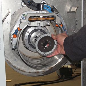 Bild 1: Das schmiermittel- und wartungsfreie Polymer-Rundtischlager mit abgedichteter Außenverzahnung vollzieht die 360°-Drehbewegung des Schleifschutzes.