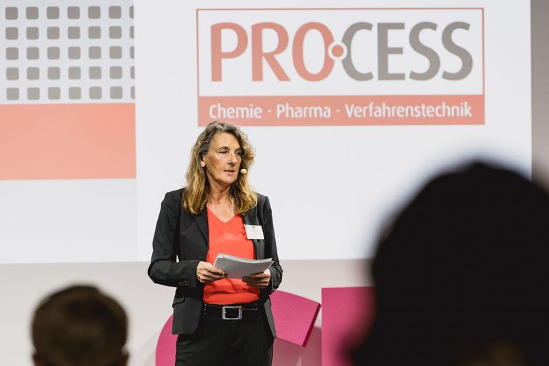 Die leitende PROCESS-Redakteurin Anke Geipel-Kern begrüßt die Besucher zum zweiten Kongresstag. (Bild: Stefan Bausewein)
