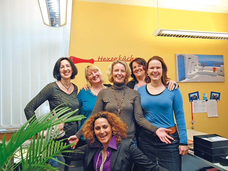 Den Namen für sein Büro hat das Team der Media-Beratung selbst gewählt: Hexenküche. Auf diesem Bild von links nach rechts zu sehen, die „Hexen“ Sandra Schüller, Ursula Gebauer, Stephanie Steen, Lilli Kos, Hannah Lamotte und (vorne) Besa Agaj. (Archiv: Vogel Business Media)