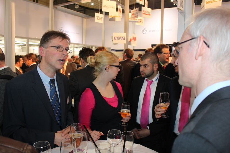 Am Dienstagabend wurde bei der Vogel Business Media am Messe-Stand in Halle 9 traditionell auf eine erfolgreiche Hannover Messe 2014 angestoßen. Gute Gespräche und Live-Musik von der Band „Famos“ sorgten bei den zahlreichen Standpartygästen für eine ausgelassene Stimmung. (Siegl/Vogel Business Media)