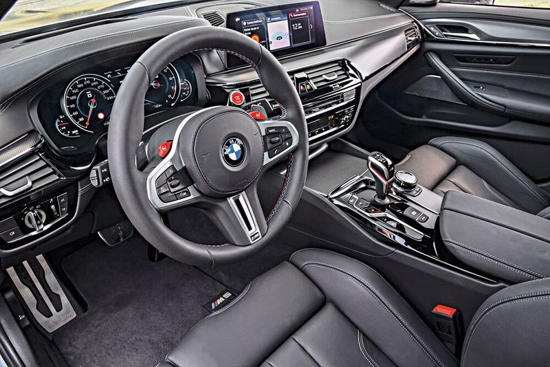 Der Innenraum präsentiert sich gewohnt hochwertig, gut verarbeitet und übersichtlich. (Bild: BMW)