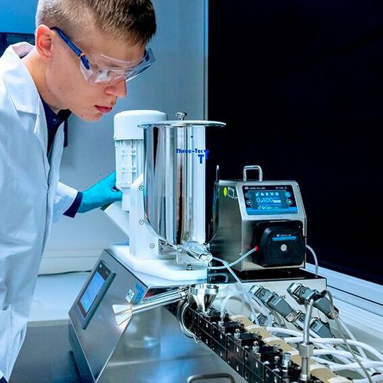 Nikita Gugin ist Teil des BAM-Teams, das ein neues In-situ-Überwachungsverfahren für Extruder entwickelt hat.(Bild:  BAM)