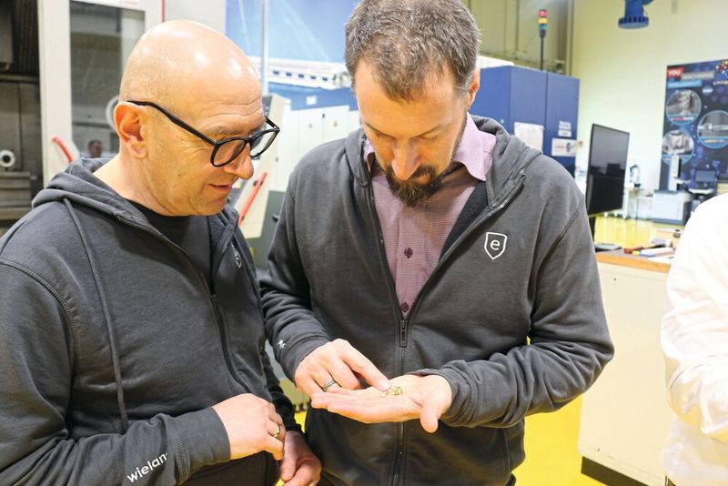 Process engineer Angelos Tanios (left) and application engineer Christian Erb, both from Wieland, are very satisfied with the chips. (Image:Iscar)