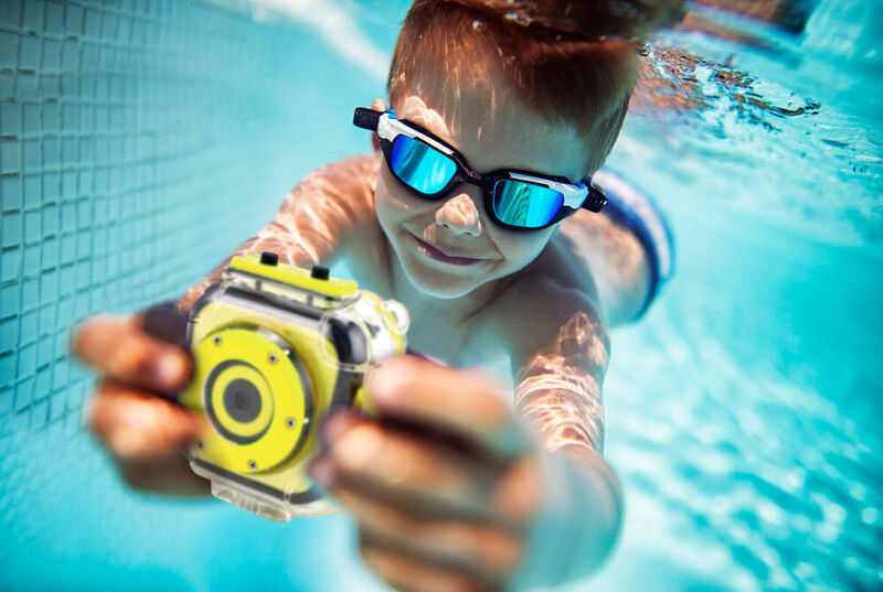 Das Action-Cam-Einsteigermodell Panox „Champion“ ist robust, einfach zu bedienen und ein idealer Begleiter bei allen besonderen Erlebnissen und spannenden Aktivitäten sowohl ganz junger wie auch älterer Anwender. Dank ihres handlichen Formats und farbenfrohen Designs eignet sich die Panox Champion bestens für Kinder. Das Unterwassergehäuse schützt die kleine und kompakte Kamera bis 30m Tiefe vor Wasser und Schmutz. Die UVP liegt bei 44,90 Euro. (Easypix)
