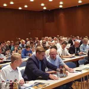 Gut 120 Teilnehmer sind bei heißen Außentemperaturen in die gut gekühlte Stadthalle in Sindelfingen gekommen. (Vogel Communications Group GmbH & Co. KG)