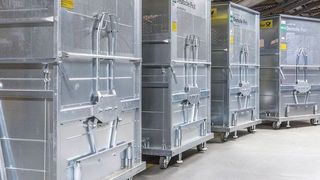 Für die Beförderung von Paketen und Postsendungen bei Deutsche Post DHL sind die Rollcontainer von Wanzl im Hand- und Schleppzug koppelbar. (Wanzl)