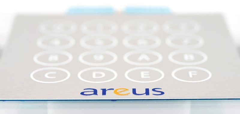 Prinzipiell können mit der neuen Technologie von Areus jegliche Materialien wie auch Metalle oder Kunststoffe als Oberfläche verwendet werden. Glas, aber auch andere harte Flächen sind für das haptische und akustische Feedback geeignet. (Bild: Areus)