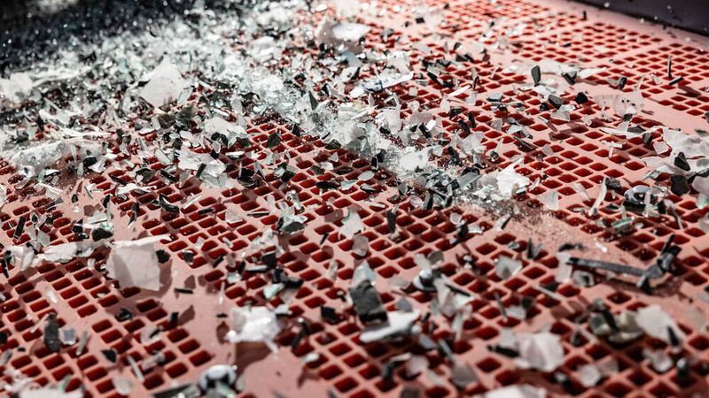 Das Autoglas wird zunächst zerkleinert und aufbereitet. (Audi)