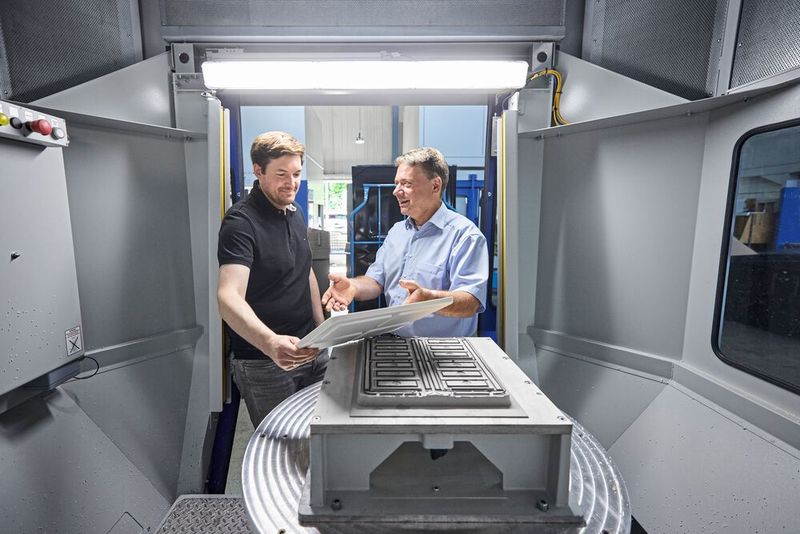 Langjährige und faire Partnerschaft: Constantin Fischer (l.) schätzt die Zusammenarbeit mit HG Grimme Sys Tech und Kundenbetreuer Dr. Ingo Gehlhaar, weil das Unternehmen „schnell und unbürokratisch“ hilft.  (Bild: HG Grimme/Ralf Baumgarten)