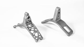 Die Kombination aus generativem Design und 3D-Druck: Das endgültige Teil (links) wiegt etwa 40 % weniger als das Original (rechts) (Bild: Materialise)