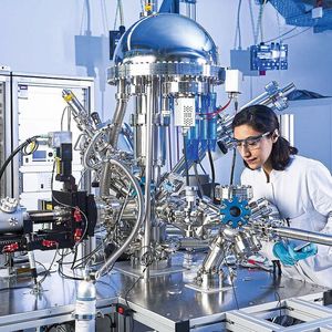Doktorandin Niyousha Karimi Paridari untersucht elektrochemische Eigenschaften unterschiedlicher Materialien, um sie für neue Energiespeichertechnologien nutzbar zu machen.(Bild:  Laila Tkotz (KIT))