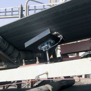 Der RFID-Empfänger erkennt die im Band einvulkanisierte Antenne – selbst bei einer Bandgeschwindigkeit bis zu 15 m/s.(Bild:  Rema Tip Top)