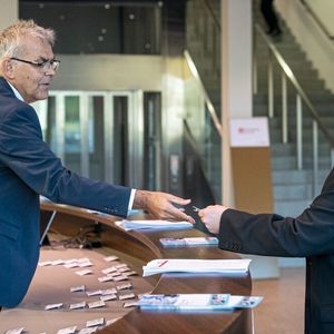 Peter Gut, Senior Account Manager der at - Aktuelle Technik begrüsst die Gäste am Empfang.(Bild:  Thomas Entzeroth)