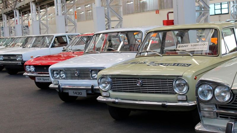 Spanische Automobilgeschichte im Seat-Museum: Die Typen Seat 124, 1430 und 124 Sport sind populäre Derivate der Fiat-124-Baureihe. Neben der viertürigen Stufenhecklimousine gab es noch einen fünftürigen Kombi, der in Spanien Seat 124 5 puertas hieß. Beide Modelle entsprachen bis auf Details ihren zwei Jahre vorher erschienenen italienischen Vorbildern. Einziger Motor war lange ein Reihen-Vierzylinder mit einem Hubraum von 1197 cm³, der 44 kW (60 PS) leistete. (Bild: autodrom)