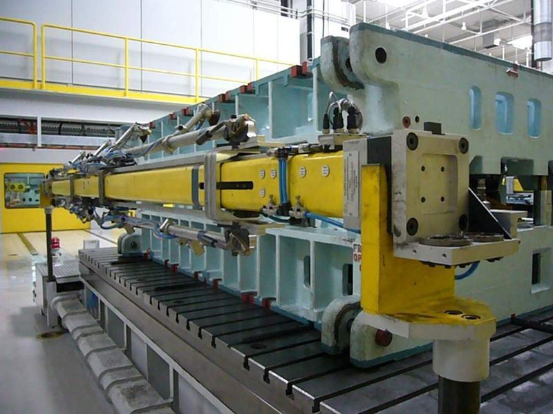 Mit dem Werkzeugwechselwagen fährt der Karbon-Fiber-Saugerbalken in den Arbeitsraum der Sauger-Presse und wird dort automatisch mit den Güdel-Transfergeräten verbunden. (Archiv: Vogel Business Media)