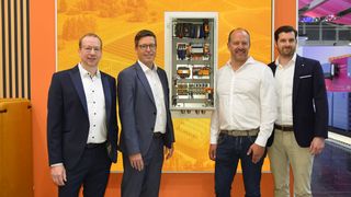 v.l.n.r. Markus Große Gorgemann, Geschäftsführer bei energielenker Solutions, Dr. Timo Berger, Chief Technology Officer von Weidmüller, Tobias Dollberg, Chief Executive Officer der energielenker Gruppe und Dr. Christian von Toll, Chief Sales Officer von Weidmüller geben auf der The smarter E Europe die Partnerschaft bekannt. (Bild: Weidmüller)