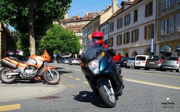 Den VECTRIX VX-1 für die Führerscheinklasse A, A1 oder B mit einer Höchstgeschwindigkeit von 110 km/h gibt es in den Varianten VX-1, VX-1 Li und VX-1 Li+: der VX-1 hat einen NiMH-Akku mit 3,7 kWh für eine Reichweite von 50 bis 100 km, der VX-1 Li einen Li-Ion-Akku mit ebenfalls 3,6 kWh, der aber 36 kg leichter ist, der VX-1 Li+ hat einen Li-Ion-Akku mit 5,4 kWh und eine Reichweite von 80 bis 120 km (Bild: Vectrix)