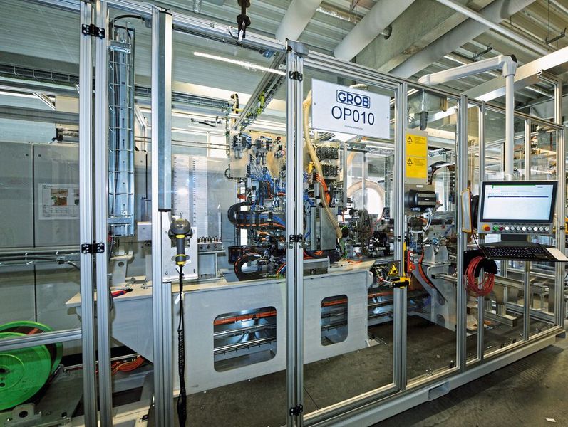 Drahtbereitstellung: Vorbereitung und Bearbeitung des Drahts in die finale Hairpin-Form. (Bild: Grob Werke)