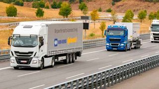 Continental und Knorr-Bremse verfolgen gemeinsam den Entwicklungsweg hin zu hochautomatisiert fahrenden Nutzfahrzeugen. Im Fokus der Partnerschaft steht zunächst das automatisierte Kolonnenfahren (Platooning). (Continental/Knorr-Bremse)