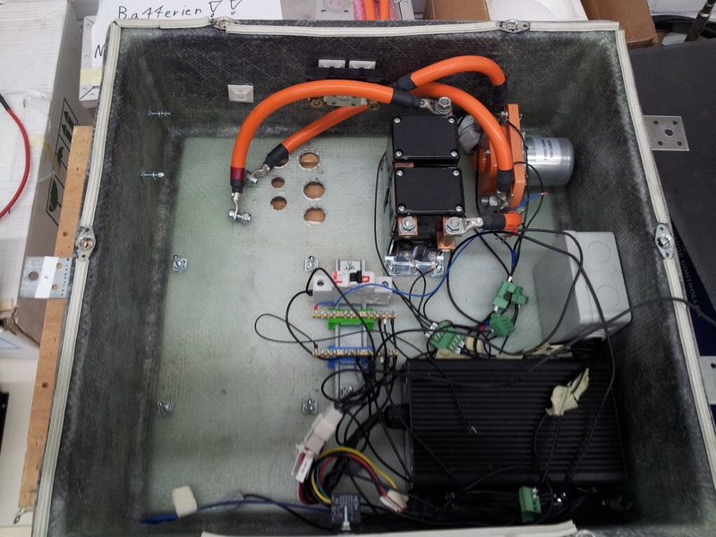 Die von KVT-Fastening zur Verfügung gestellten Big Heads sorgen im solarbetriebenen Elektro Buggy für den mechanischen Halt aller elektrischen Komponenten in der Elektro-Box. (Bild: KVT)