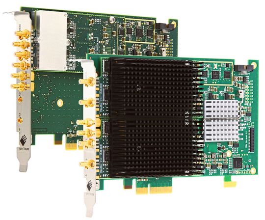 Bild 5: Digitizerkarte M2p.5932-x4 und Generatorkarte M2p.6546-x4 von Spectrum.(Bild:  Spectrum Instrumentation)