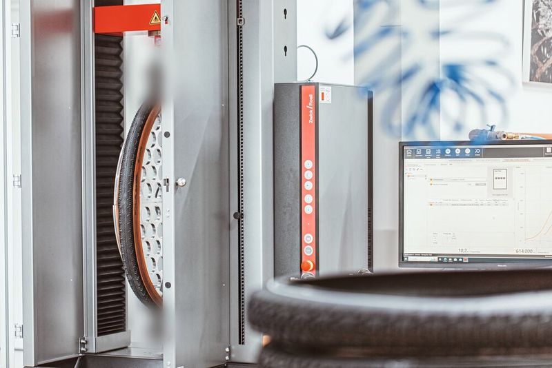 Ein Reifen wird in der Zwick-Roell-Prüfmaschine getestet.(Bild:  Schwalbe – Ralf Bohle GmbH)