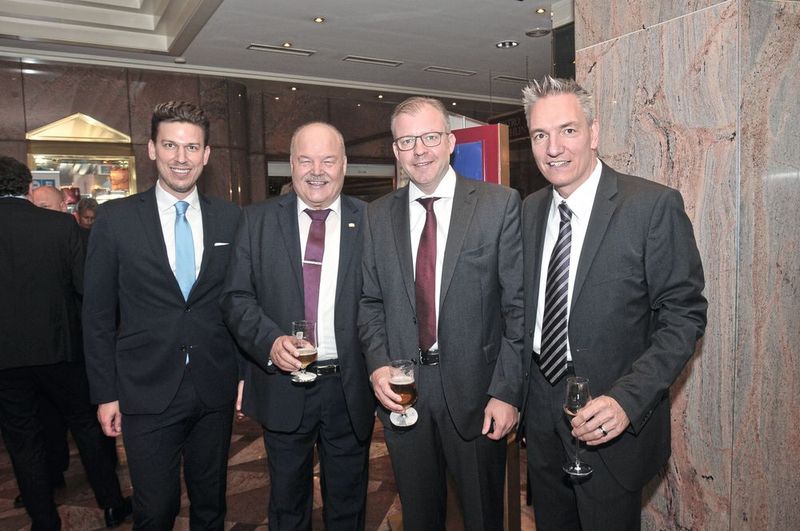 Das Kfz-Gewerbe und seine Partner: (v.li.) Stephan Lenz (Fuchs Schmierstoffe), Albert Vetterl (Präsident Kfz-Gewerbe Bayern), Florian Fischer (Geschäftsführer Vogel Communications Group) und Wolfgang Michel (Chefredakteur »kfz-betrieb«).  (Bild: Zietz / »kfz-betrieb«)