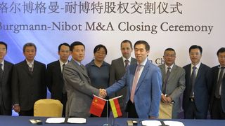 Besiegelten die Akquisition in einer feierlichen Zeremonie: Yong Li (General Manager Nibot) und Simon Guo (CEO Eagle Burgmann China) freuen sich auf die zukünftige Zusammenarbeit „unter einem Dach“. Im Hintergrund das Management von Nibot (li.) und Eagle Burgmann China (re.). (Bild: Eagle Burgmann)