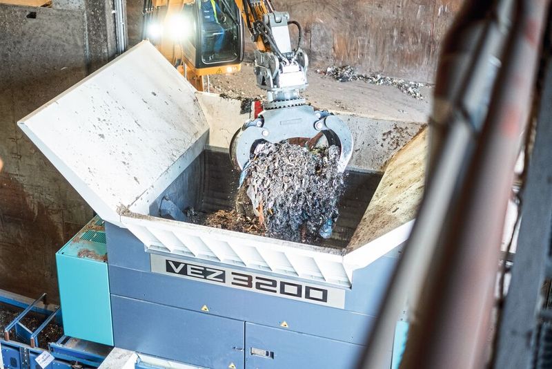 Der größte Zerkleinerer VEZ 3200 im Einsatz bei einem Recyclingunternehmen.  (Bild: Vecoplan)