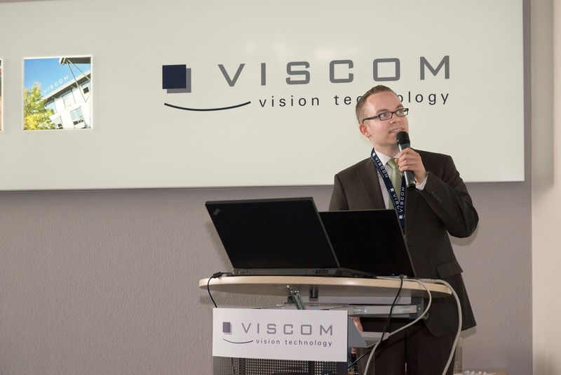 Stefan Härter vom FAPS (Lehrstuhl für Fertigungsautomatisierung und Produktionssystematik) hielt einen Vortrag zum Thema: Strategien zur Optimierung der Prozesskette für die gesicherte Verarbeitung hochminiaturisierter Bauelemente. (Bild: Viscom)