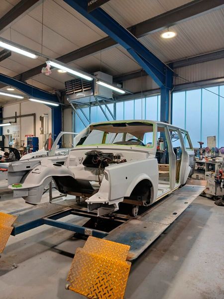 Der Wartburg 1.3 Tourist bei Fix Auto Vogtland in Reichenbach – bereit für die umfangreichen Karosserie- und Lackierarbeiten. (Bild: Morris Furkert)