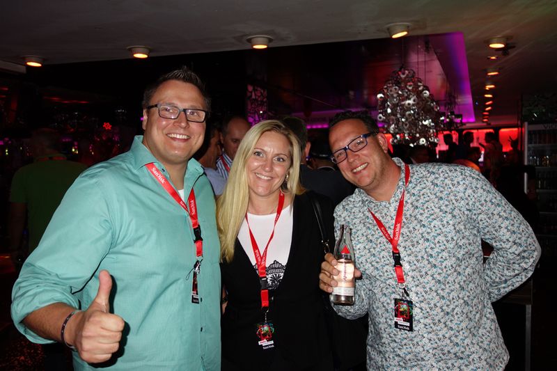 (v. l.) Lutz Kaiser und Melanie Grunewald, SanDisk mit Stefan Knerrich, APC stehen auf das klare Etwas (Bild: IT-BUSINESS)