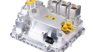 Vitesco startet mit der Serienfertigung seines 800-Volt-Wechselrichters im Jahr 2024. Die Leistungshalbleiter aus Siliziumkarbid wird Rohm liefern. (Bild: Michael Uebler/Vitesco Technologies)